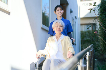 外出支援をするアジア人女性介護士