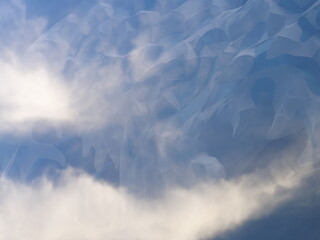 空と雲の反射による抽象背景