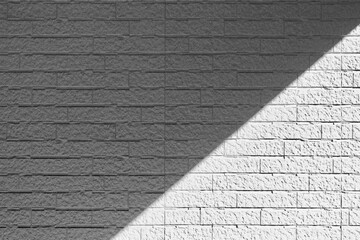 白い壁に落ちる真っ直ぐな影