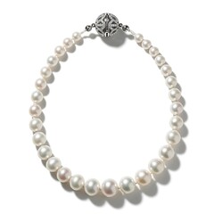 Fototapeta premium Elegant pearl bracelet with intricate silver clasp and delicate beads