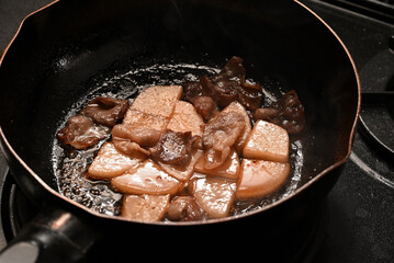 調理中の豚バラ大根