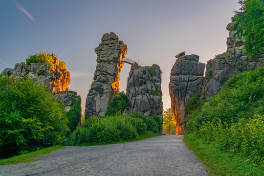 Die ber&uuml;hmte Felsformation Externsteine ​​im Teutoburger Wald in Horn-Bad Meinberg im Licht der aufgehenden Sonne, Deutschland