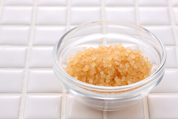 ガラスボウルに入れたザラメ　白タイルバック