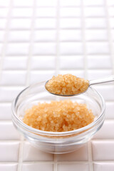 ガラスボウルに入れたザラメ　白タイルバック