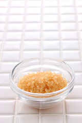 ガラスボウルに入れたザラメ　白タイルバック