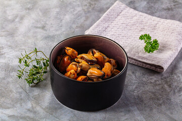 Fototapeta premium Peeled mussels heap in the bowl