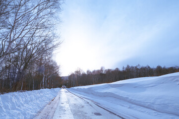 奥行きのある雪道