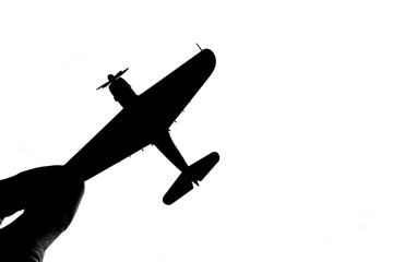 指でつままれたシルエットのプロペラ戦闘機