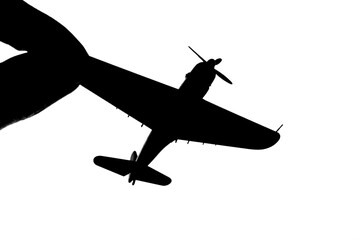 指でつままれたシルエットのプロペラ戦闘機