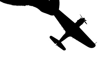 指でつままれたシルエットのプロペラ戦闘機