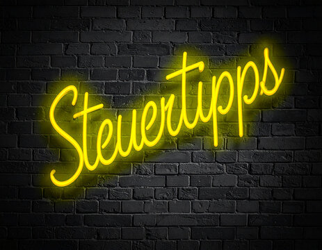 Leuchtende Neonschrift "Steuertipps" auf dunkler Backsteinmauer