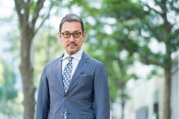 屋外にいるビジネスマン