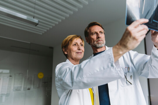 Two doctors discussing x-ray image