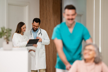 Obraz premium Medical team collaborating discussing patient care