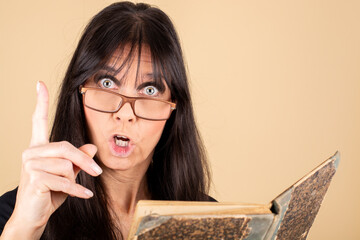 Frau mit strengem Bick und Buch in der Hand