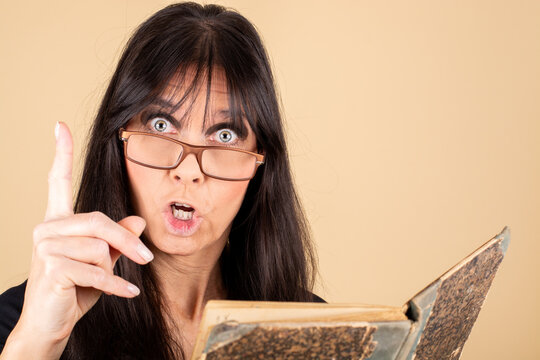 Frau mit strengem Bick und Buch in der Hand