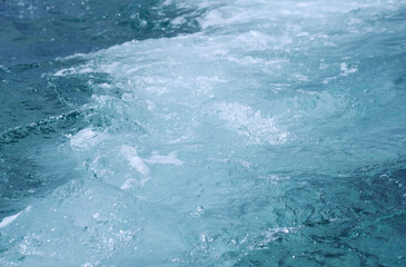 Obraz premium Churning sea foam and turquoise waves in the open ocean.