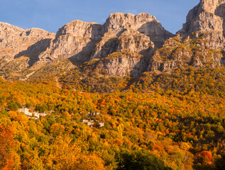 Obraz premium View of the village Mikro Papingo among the autumn lem in the mountains of Epirus in Greece