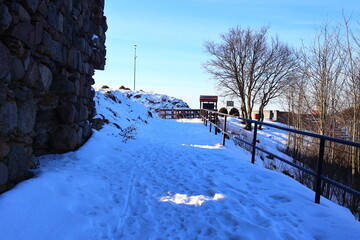 Ścieżka na górze zamkowej koło ruin zamku w Kurzętniku zimą w województwie Warmińsko-Mazurskim.  © Mania567