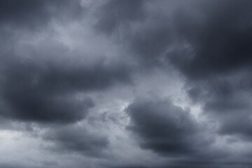 Obraz premium Layers of grey stormy clouds in the sky.