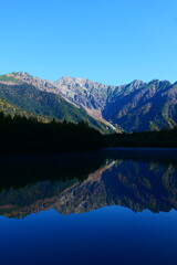 大正池に映る秋の穂高連峰。上高地、松本、長野、日本。10月下旬。