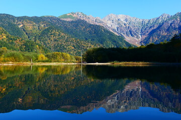 大正池に映る秋の穂高連峰。上高地、松本、長野、日本。10月下旬。