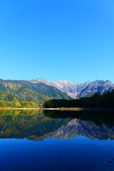大正池に映る秋の穂高連峰。上高地、松本、長野、日本。10月下旬。