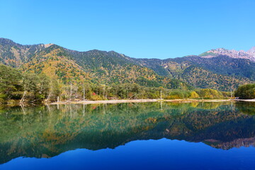 大正池に映る秋の穂高連峰。上高地、松本、長野、日本。10月下旬。