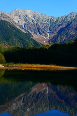 大正池に映る秋の穂高連峰。上高地、松本、長野、日本。10月下旬。