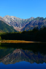 大正池に映る秋の穂高連峰。上高地、松本、長野、日本。10月下旬。