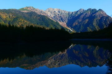 大正池に映る秋の穂高連峰。上高地、松本、長野、日本。10月下旬。