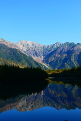 大正池に映る秋の穂高連峰。上高地、松本、長野、日本。10月下旬。