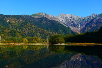 大正池に映る秋の穂高連峰。上高地、松本、長野、日本。10月下旬。