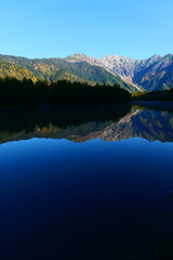 大正池に映る秋の穂高連峰。上高地、松本、長野、日本。10月下旬。