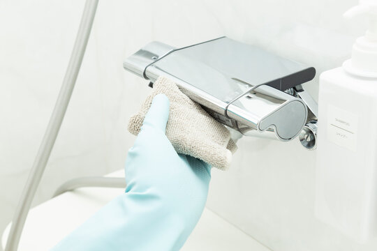 浴槽水栓の水垢掃除