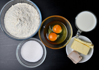 Składniki na ciasto drożdżowe © Hanna