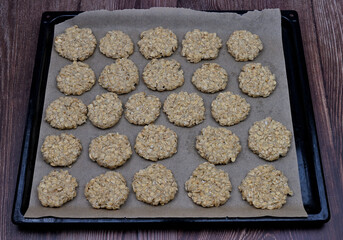 Ciastka owsiane domowej roboty przed pieczeniem © Hanna