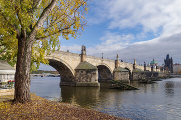 Obraz premium Charles bridge on an autumn day, Prague, Czechia