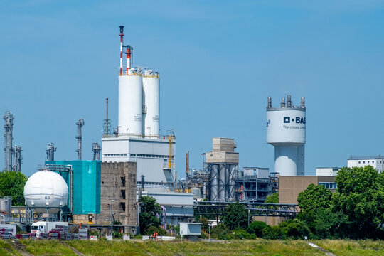 Waterfront BASF Industrial Complex, chemical plant, factory in Ludwigshafen am Rhein, production infrastructure, European process industry, eco-friendly German manufacturer
