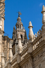 Obraz premium Close-up of Giralda tower and El Giraldillo statue in Seville Cathedral, Spain.