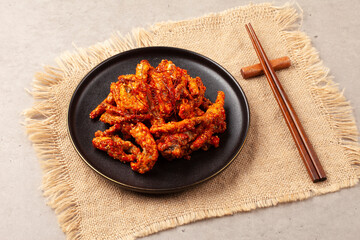  고추를 살짝 데쳐 찹쌀 풀을 바르고 바삭하게 말린 뒤에 기름에 튀긴 음식.
A dish made by lightly blanching chili peppers, coating them with glutinous rice paste, drying them until crispy, and then deep-frying them in oil.
