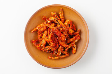 고추를 살짝 데쳐 찹쌀 풀을 바르고 바삭하게 말린 뒤에 기름에 튀긴 음식.
A dish made by lightly blanching chili peppers, coating them with glutinous rice paste, drying them until crispy, and then deep-frying them in oil.
