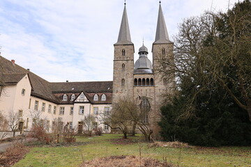 Obraz premium Blick auf die Abteikirche St. Jakobus der ehemaligen Bebediktinerabtei Marienmünster in Nordhein-Westfalen
