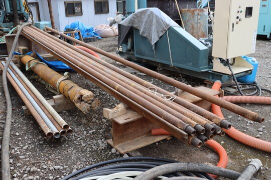 井戸掘削　トリコンビットとドリルロッド「堀管（ロッド）」