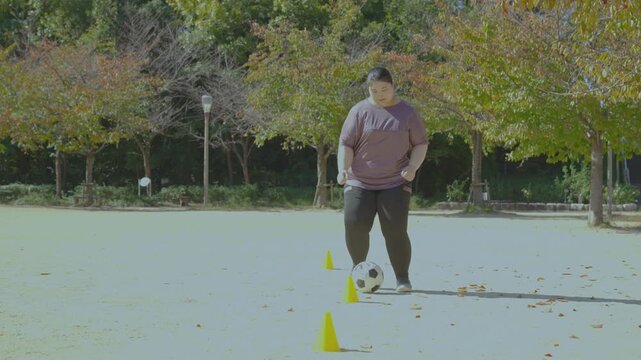 サッカーをする女性
