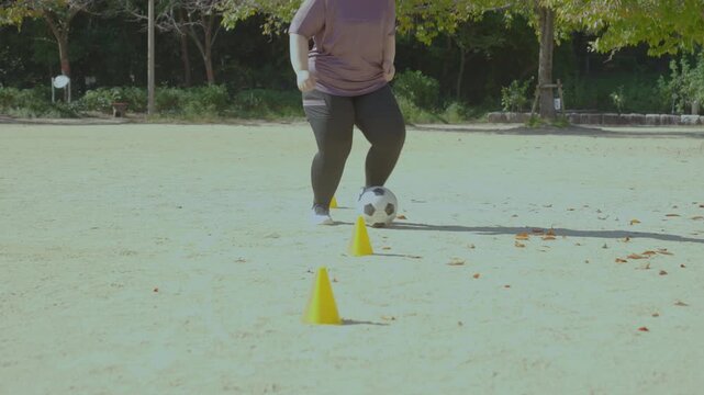 サッカーをする女性
