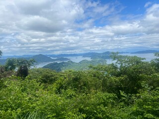 山の頂上から見下ろす広大な青い海と水平線の壮大な絶景
