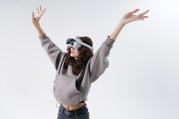 Fashion photo Young asian female with vr headset and raised arms, enjoying experience