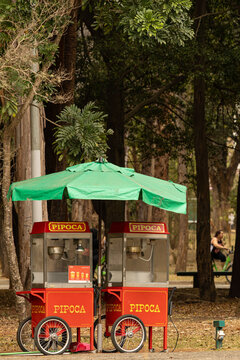Carrinho de pipoca em parque da cidade de S&atilde;o Paulo. 