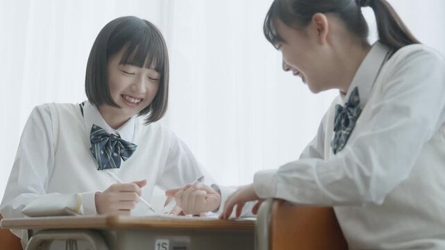 休み時間を過ごす学生